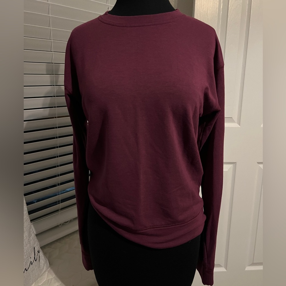 UNDER ARMOUR LIKE NEW! WOMEN’S PERFORMANCE SWEATSHIRT W/OPEN BACK IN PURPLE SZ S